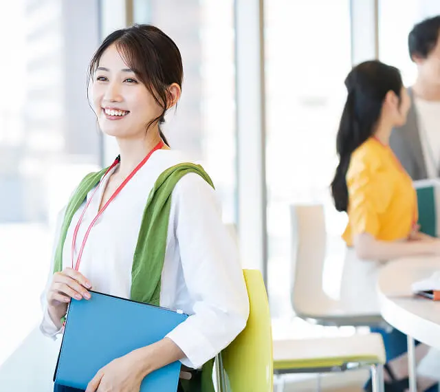 ファイルを片手に持つ女性