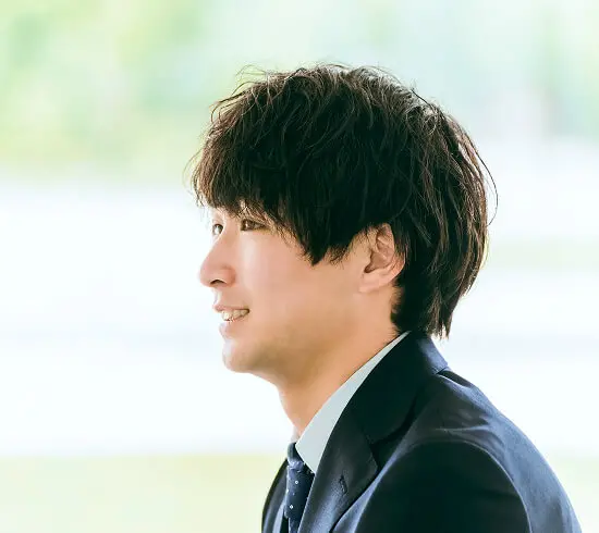 スーツを着た男性の横顔