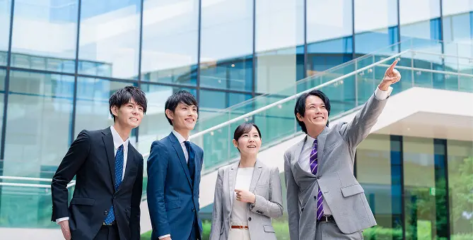 未来を見据えるビジネスパーソンのイメージ写真