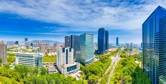 未来を見据えるビジネスパーソンのイメージ写真