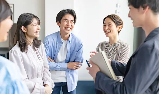 談笑する事業家の人たちの画像