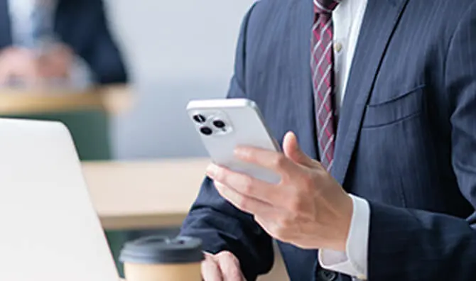 スマホを持つ手元の画像