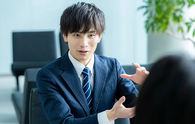 話をするスーツを着た男性の画像