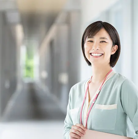 にこやかにこちらを見てる女性の画像