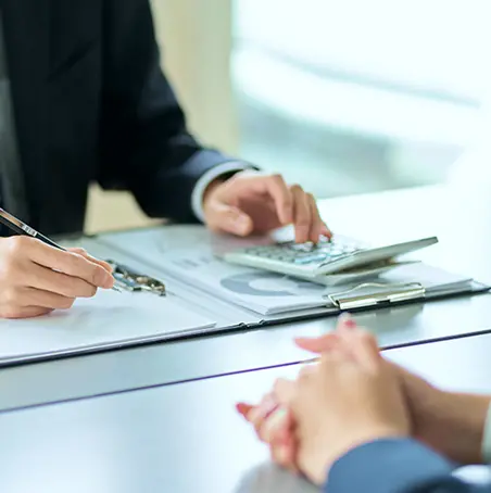 書類を記入するの手元の画像