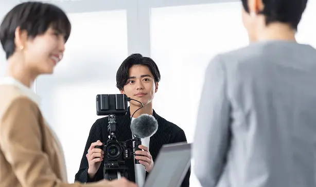 YouTubeやSNS向け動画コンテンツの、本格的な収録スタジオの風景