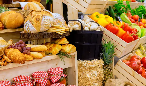 屋外イベントのマルシェ風の食材ディスプレイ