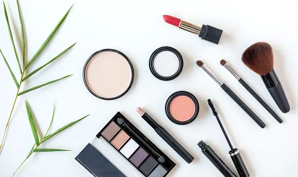 きれいにディスプレイされた様々なメイクアップ道具