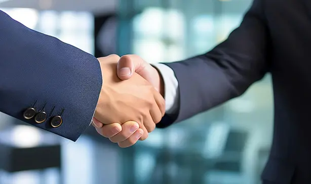 スーツ姿の人物による握手のクローズアップ