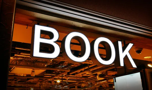 光り輝く「BOOK」という文字の看板