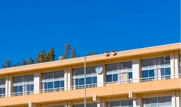 青空を背景にした校舎の上部